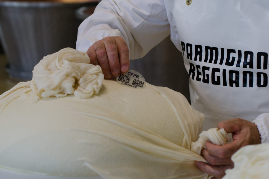 Consorzio del Parmigiano Reggiano CFPR Kaasmerk Matec p-Chip Corporation food-safe secure traceability digital labels Parmigiano Reggiano cheese wheels p-Chips